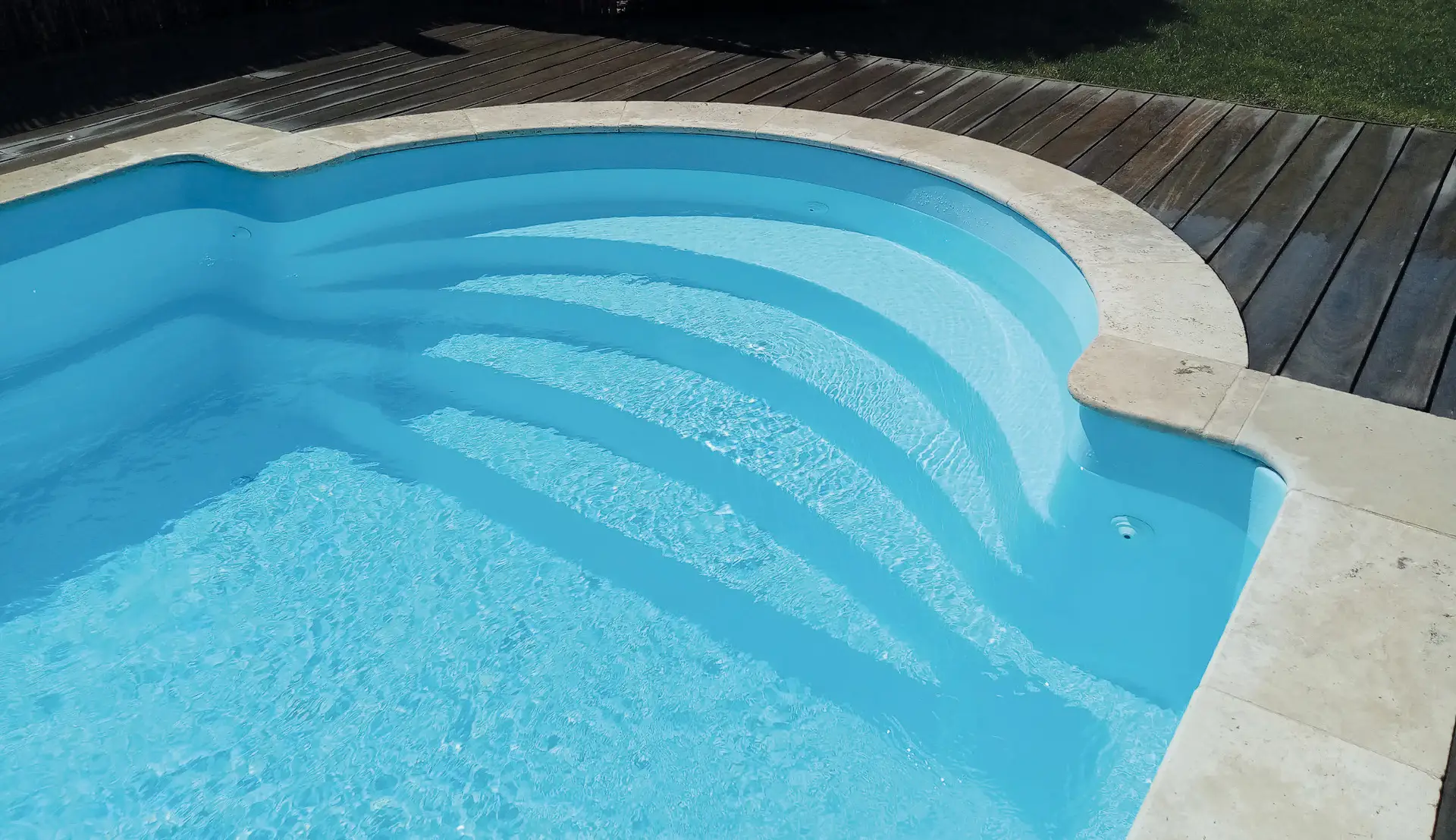 Comment éliminer les tâches grisâtres d'une piscine coque polyester ?